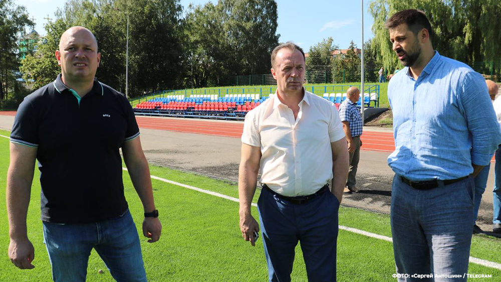 Вице-мэр Сергей Антошин проверил ход строительства стадиона «Камвольщик» в Брянске