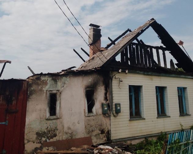 В брянской деревне Масловка из-за удара молнии сгорел жилой дом