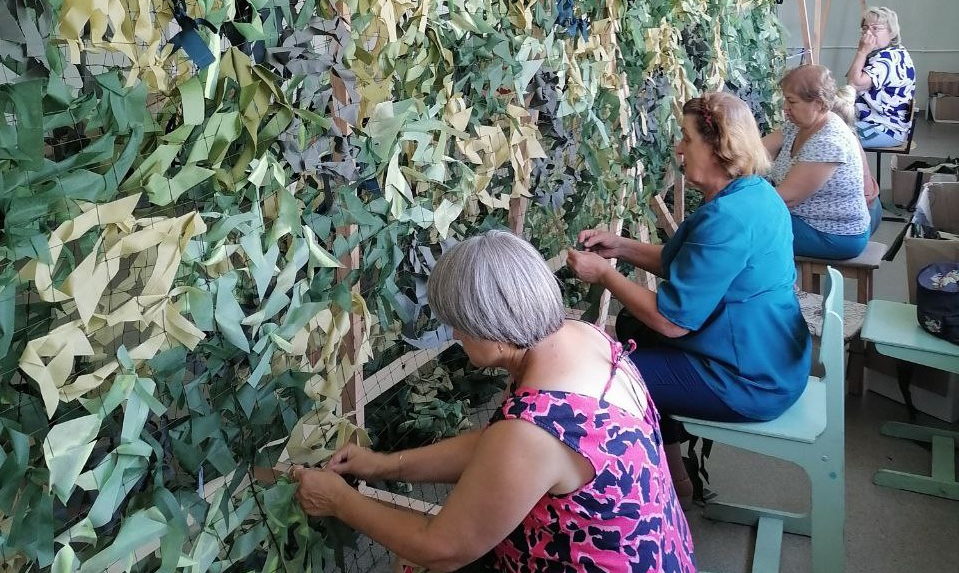 В Брянске добровольцы позвали помощников для плетения маскировочных сетей