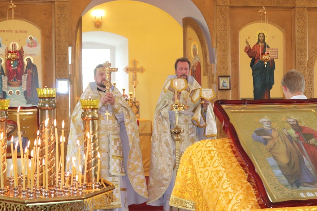 Петропавловский храм Севска отметил престольный праздник крестным ходом и концертом