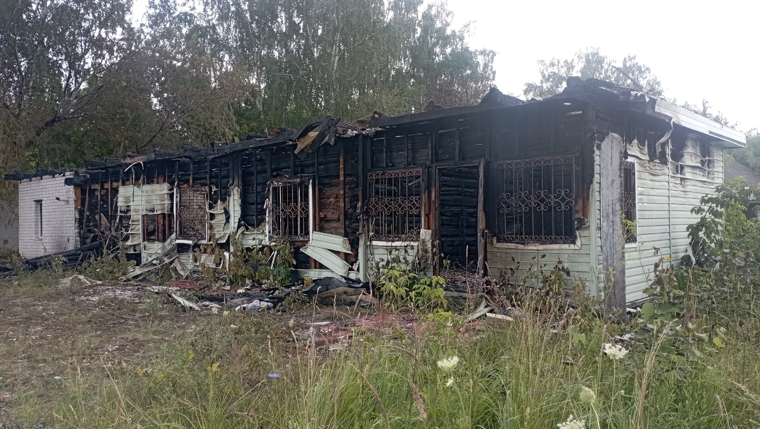 В брянском поселке Локоть ночью сгорело заброшенное кафе
