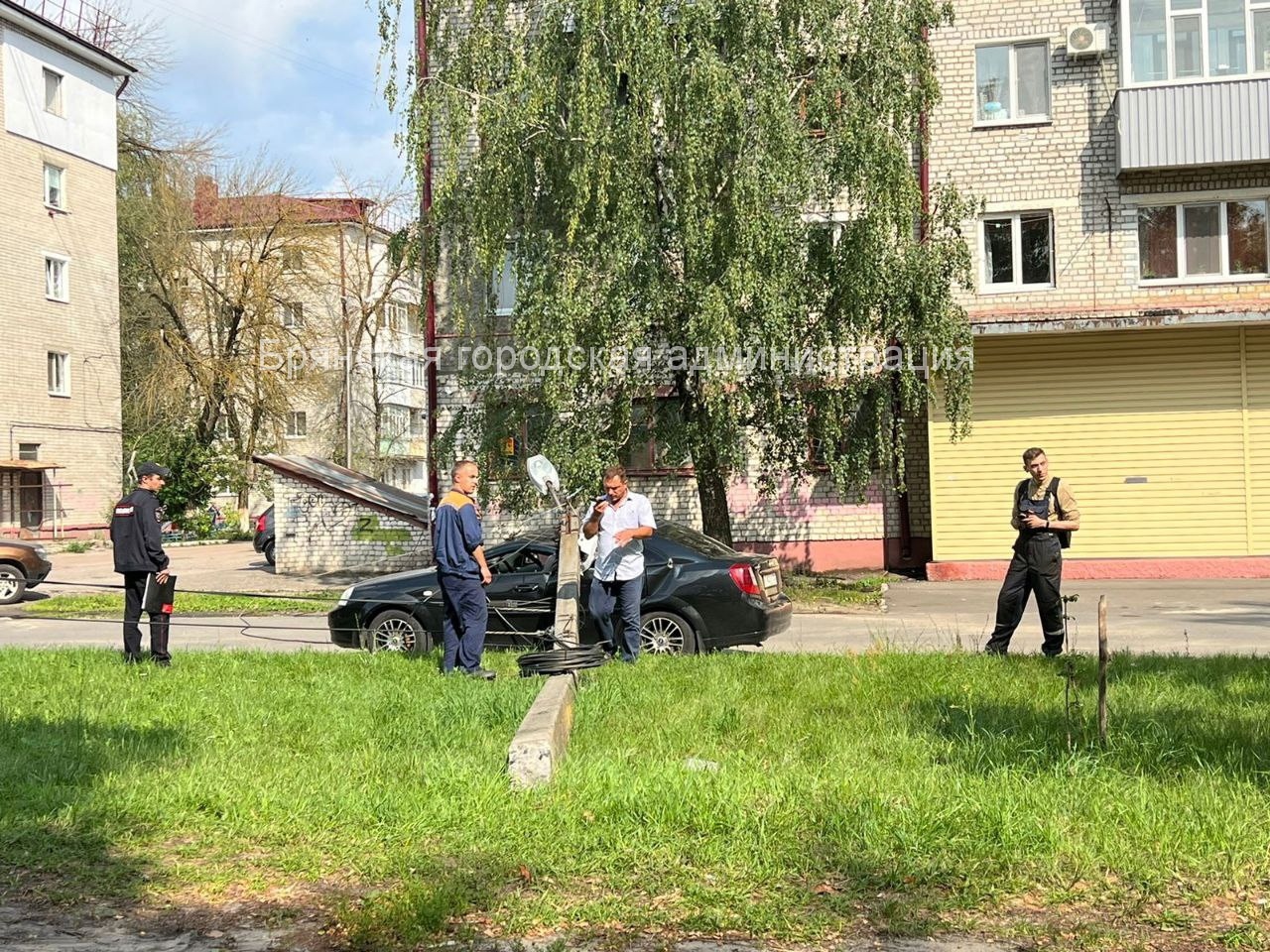 В Брянске по переулку Новозыбковскому столб рухнул на припаркованный автомобиль