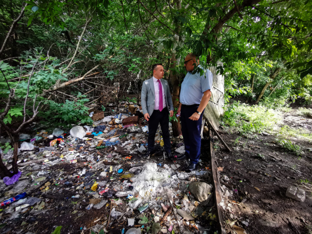 В центре Брянска рядом с детсадом «Родничок» обнаружили мусорную свалку