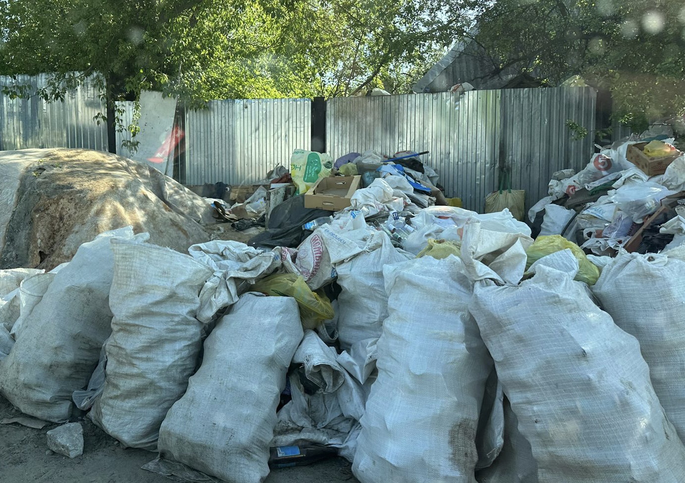 В городе Дятьково выросли горы мусора на улице Чапаева