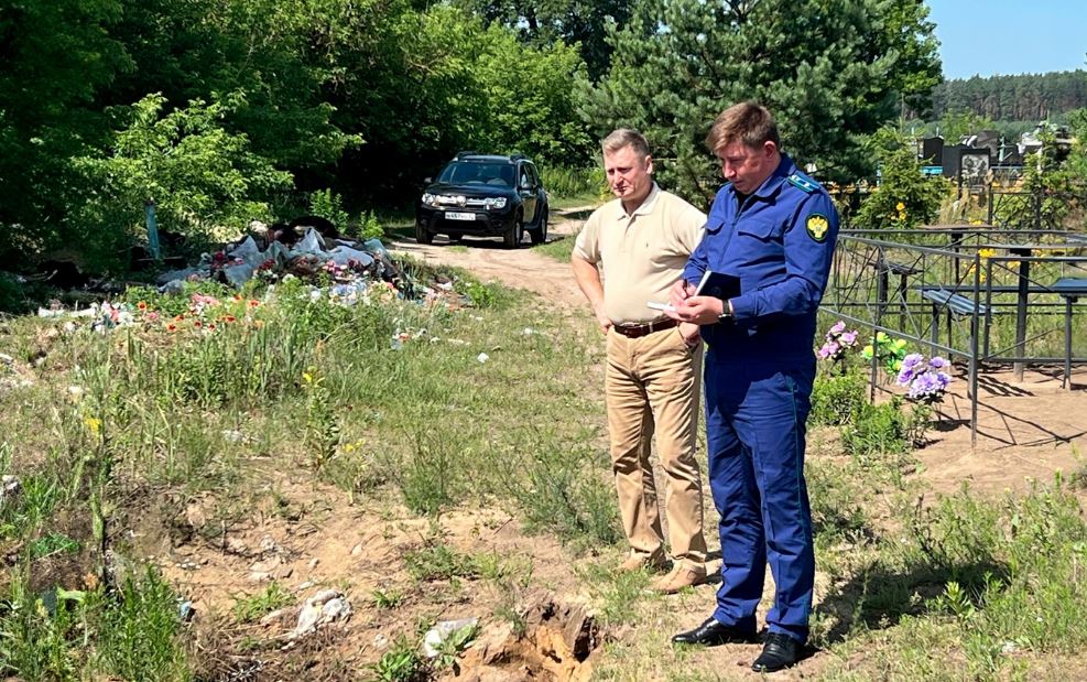 На кладбище в брянской деревне Вьюнка нашли три незаконные свалки