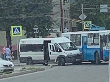 В Брянске на Стальзаводе не поделили дорогу маршрутка и троллейбус №9
