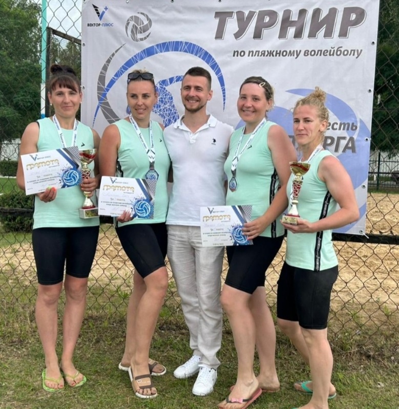 В Унече прошел первый турнир по пляжному волейболу среди женщин в честь Дня металлурга