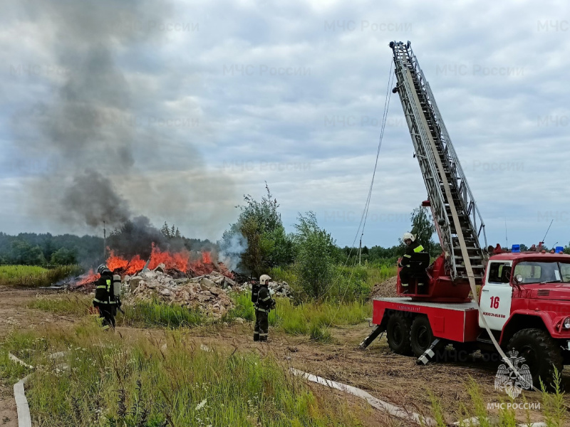 В Новозыбкове пожарные потушили условный пожар на машзаводе