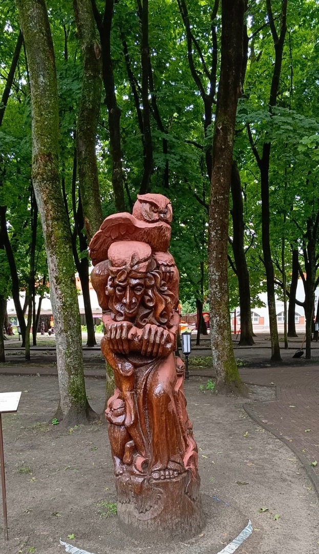 В парке Толстого в Брянске мастера отреставрировали семь скульптур
