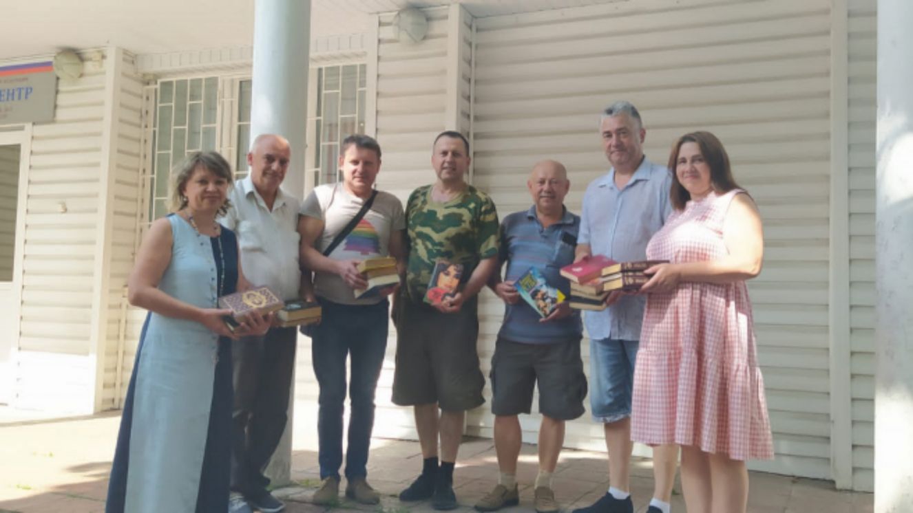 Ветераны брянского УМВД пополнили фонд библиотеки почти на 2 000 книг