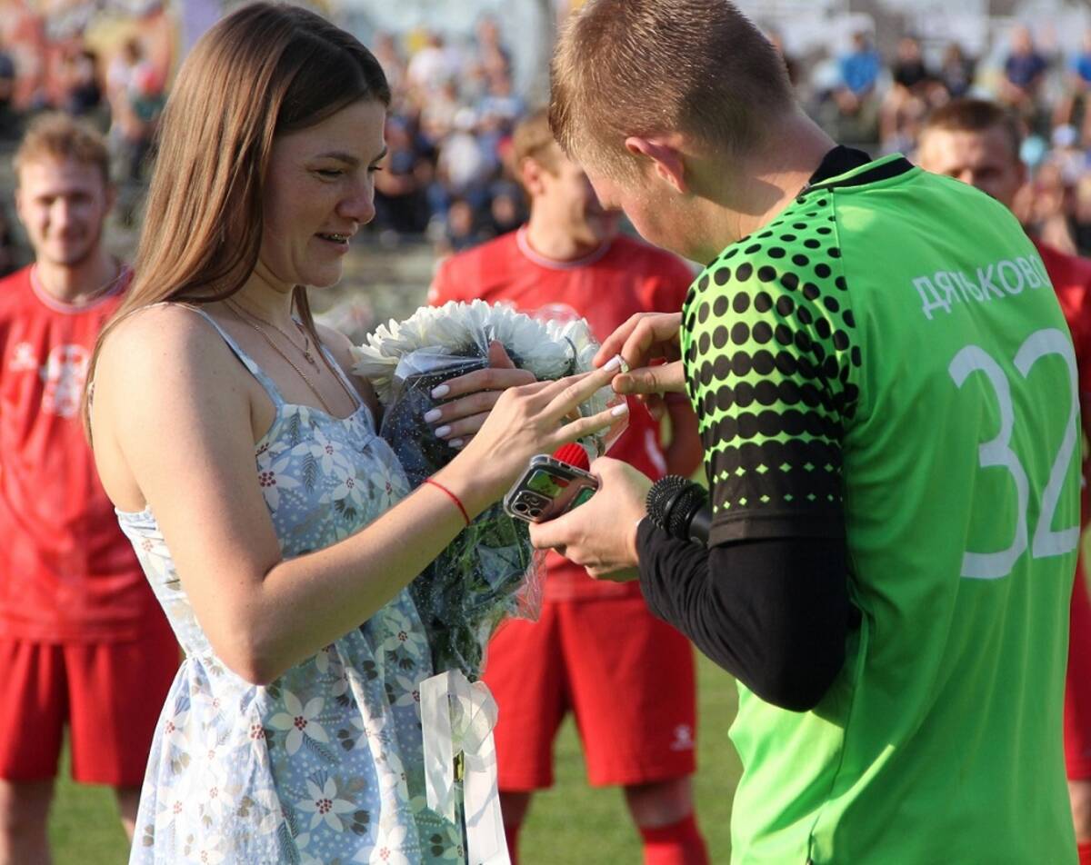 В городе Дятьково вратарь ФК «Александр» перед матчем сделал предложение своей девушке