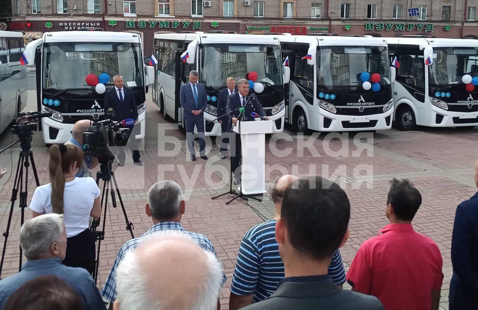 Брянский губернатор передал автопредприятиям новые автобусы