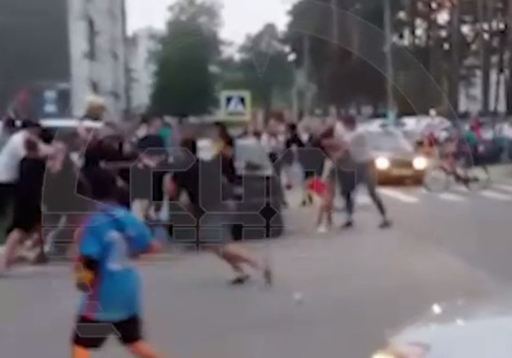 В Сельцо фанаты местного «Сокола» и ФК «Бежица» устроили массовую драку (видео)