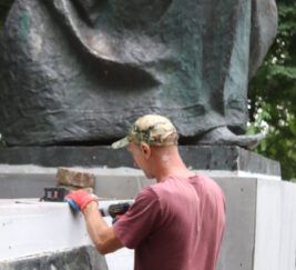 В Трубчевске ремонтируют памятник Бояну