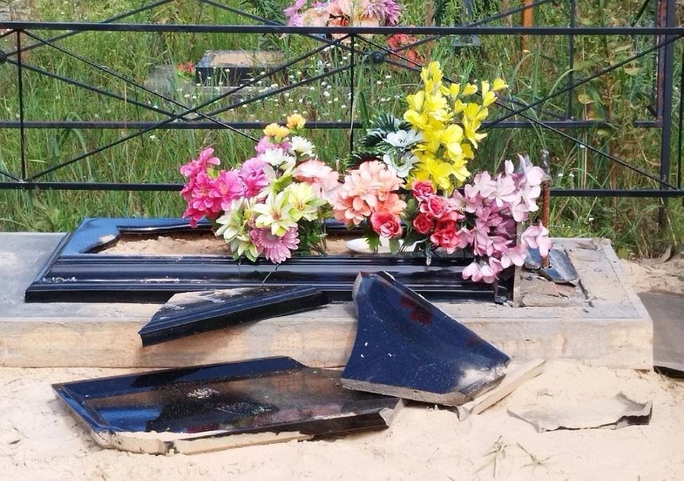 На кладбище в Клинцах вандалы осквернили могилы