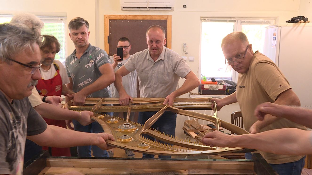 В Брянске мастера-реставраторы восстановят два старинных рояля