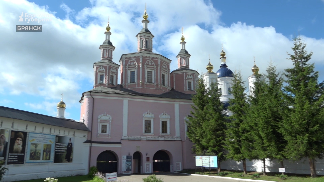 В Брянске луганские студенты поучаствовали в пленэре у стен Свенского монастыря
