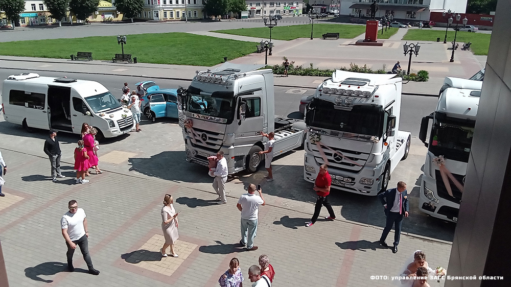 В Климово Брянской области заметили свадебный кортеж из трёх тягачей