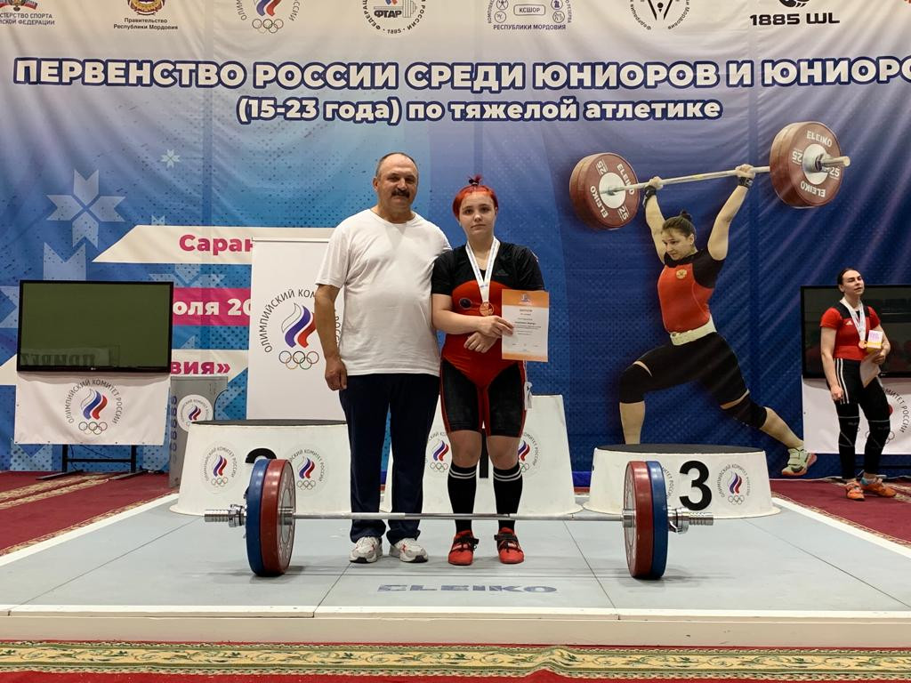 Брянская спортсменка взяла бронзу на первенстве России по тяжелой атлетике среди юниоров