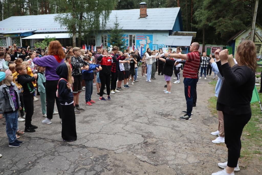 В Брянске для подростков организовали «Зарядку со стражем порядка»