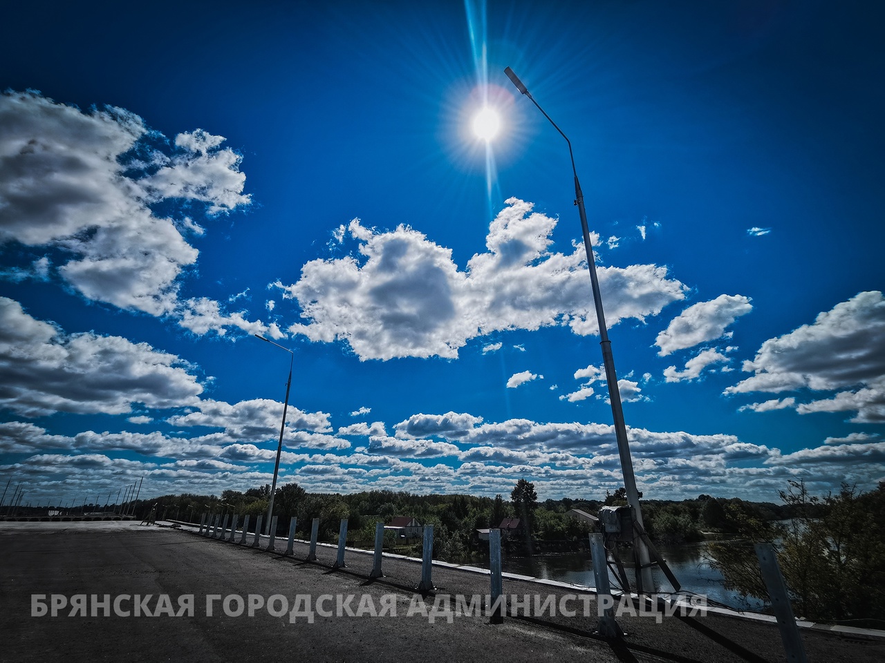 В Брянске на Славянском мосту устанавливают фонари