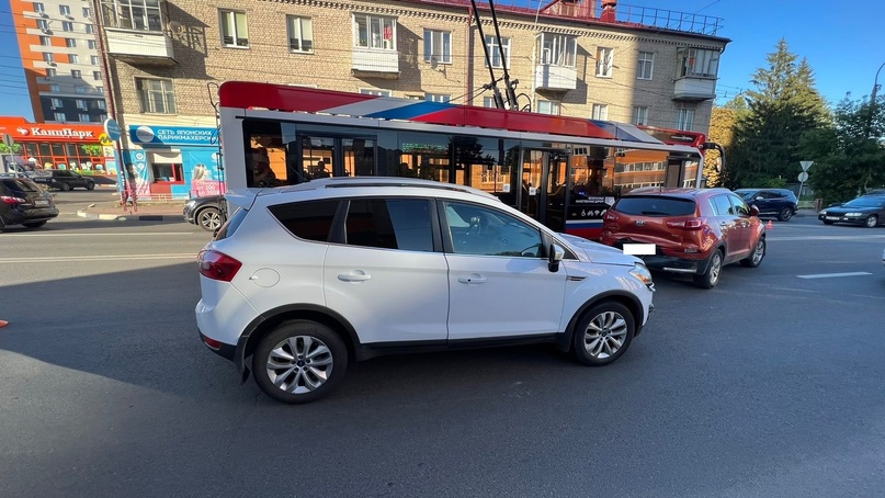 В Брянске на улице столкнулись две женщины на иномарках