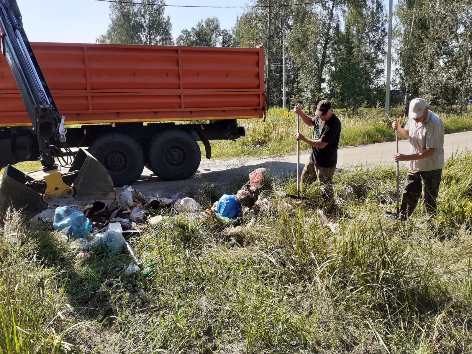 Из леса возле брянского поселка Нетьинка вывезли грузовик мусора