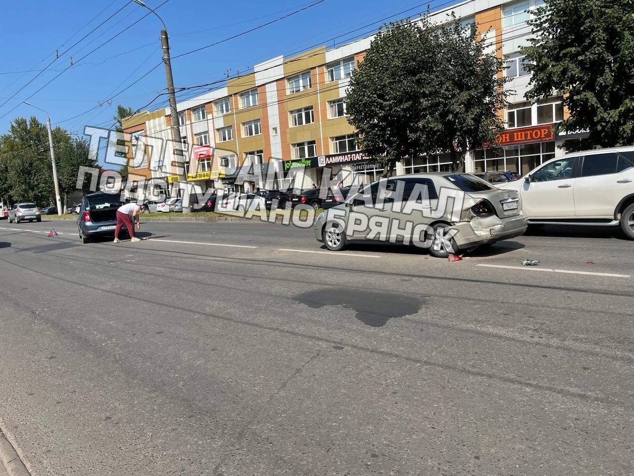 В Брянске на улице Красноармейской разбились две легковушки