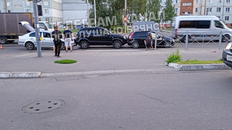 В Брянске на улице Бурова собрался «паровозик» из трех машин