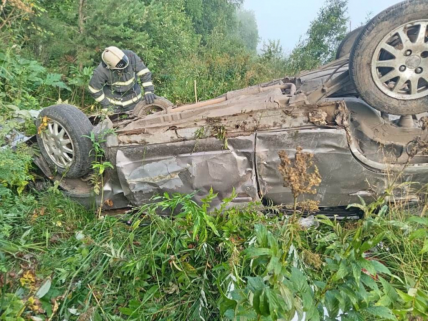 В Климовском районе перевернулась иномарка: 33-летний водитель погиб, четыре пассажира – в больнице