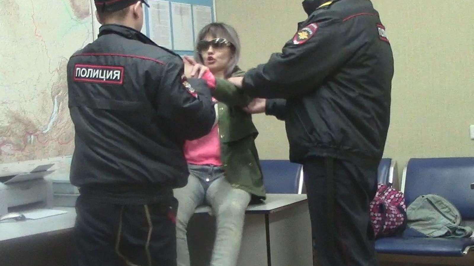 В Брянске пьяная дама толкнула полицейского и обматерила его коллег