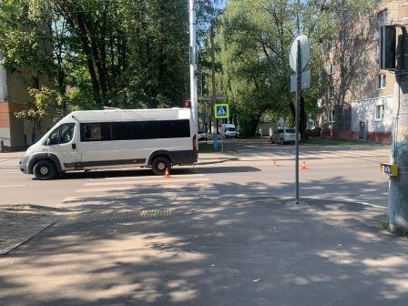 В Брянске пенсионерка-нарушительница попала под колеса микроавтобуса