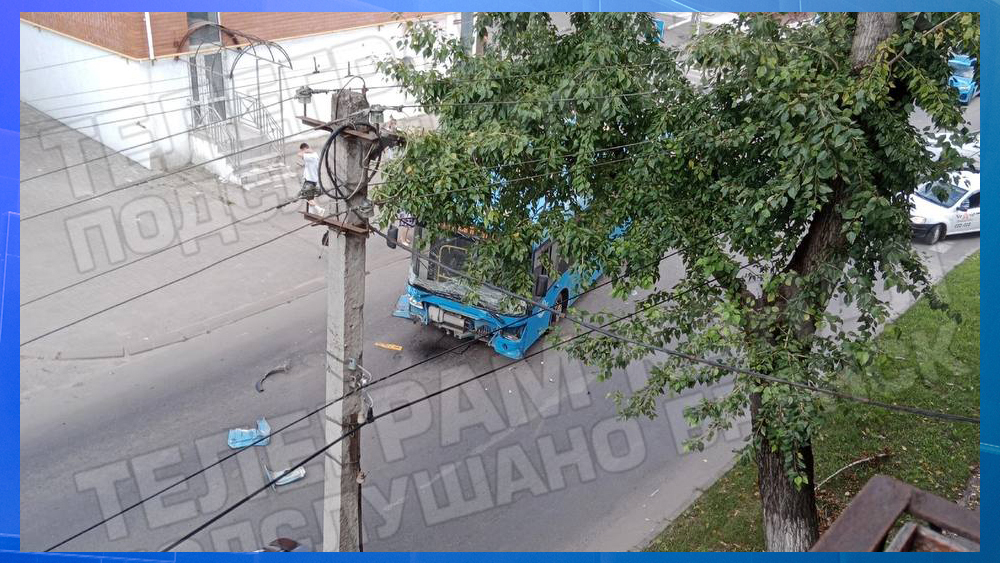 В Брянске на улице Урицкого автобус попал в аварию