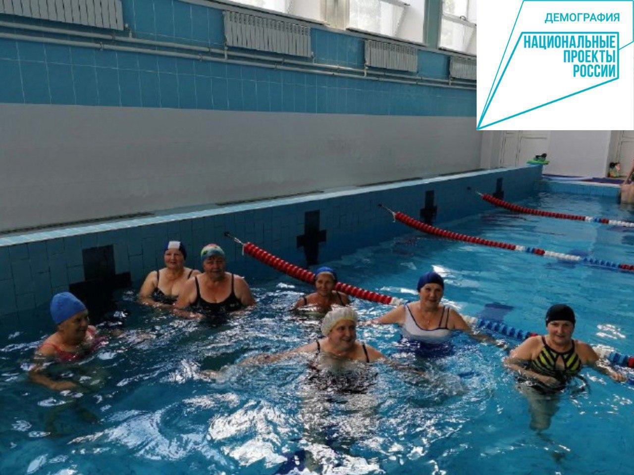Пожилые брянцы устроили заплыв в бассейне спорткомплекса «Десна» в Жуковке