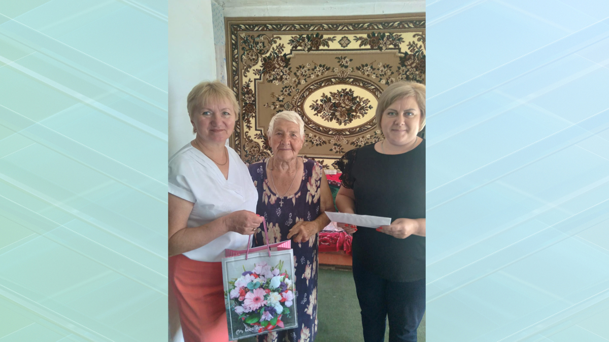 Брянскую долгожительницу Антонину Нестерову поздравили с 95-летием