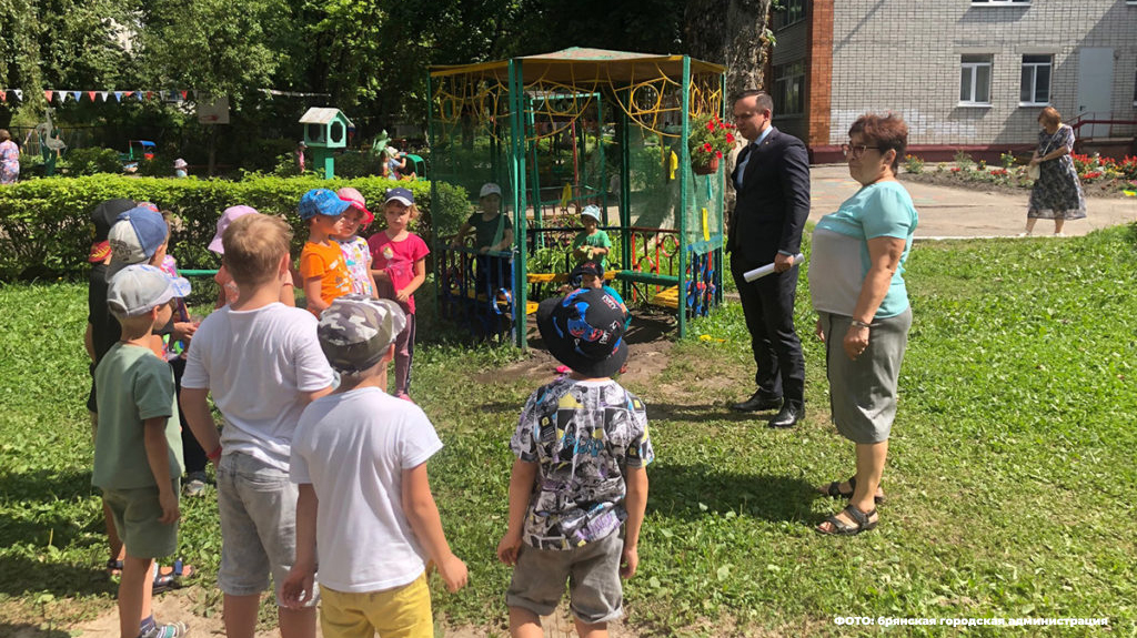 Глава Советского района Брянска Денис Семёнов призвал навести порядок возле детского сада «Лучистый»