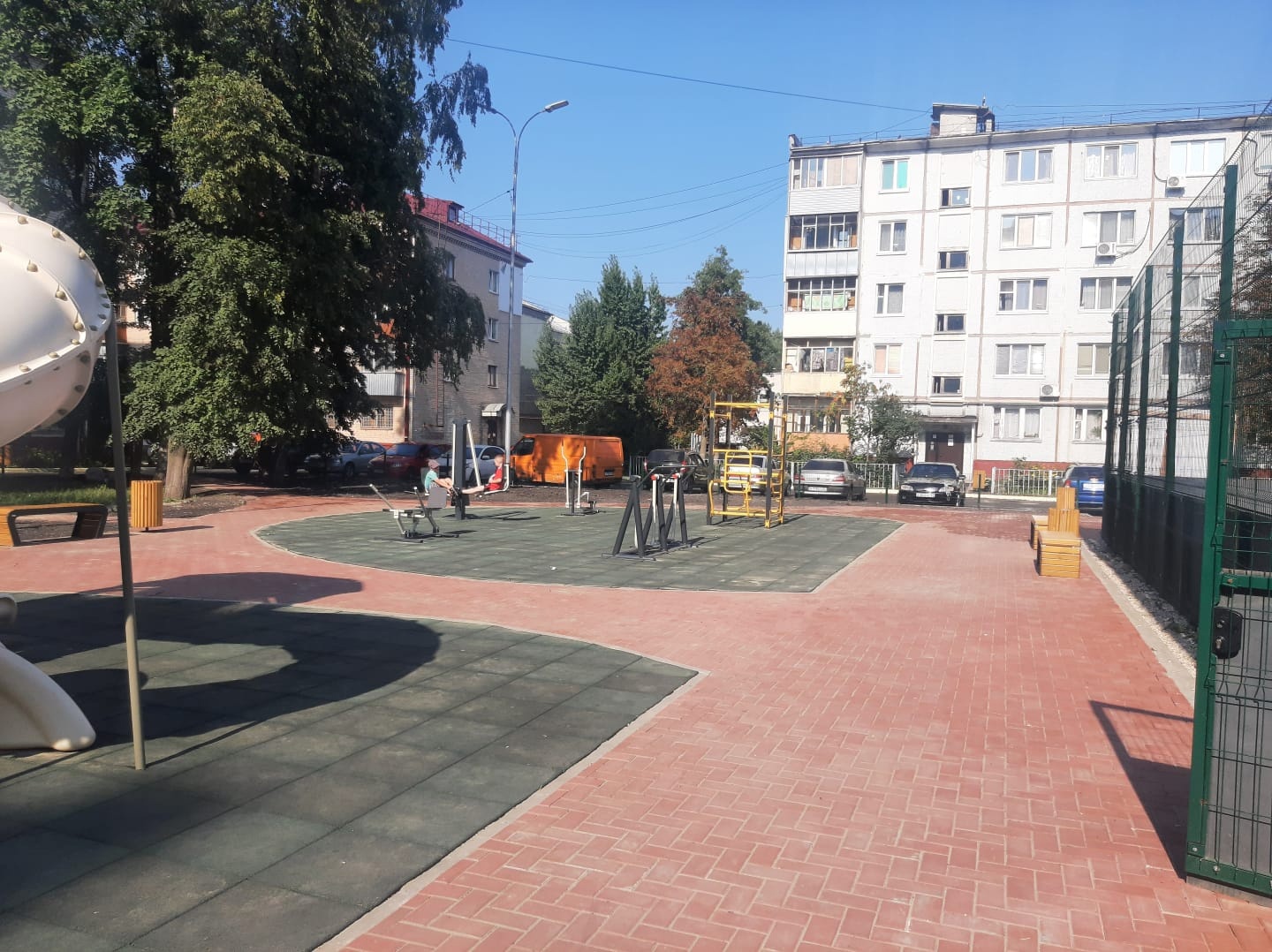 В Володарском районе Брянска по нацпроекту завершился ремонт двора