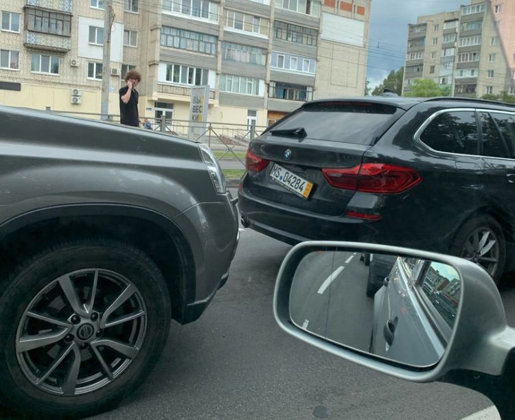 В Брянске на проспекте Московском внедорожник «догнал» BMW