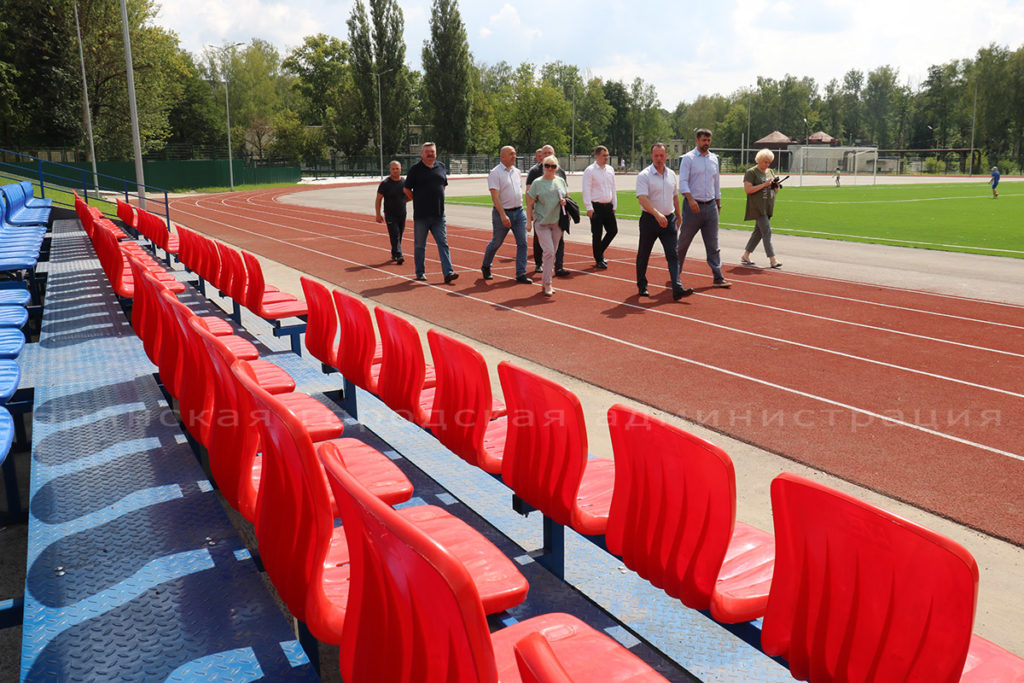 Вице-мэр Брянска Сергей Антошин проверил готовность стадиона «Камвольщик» к открытию