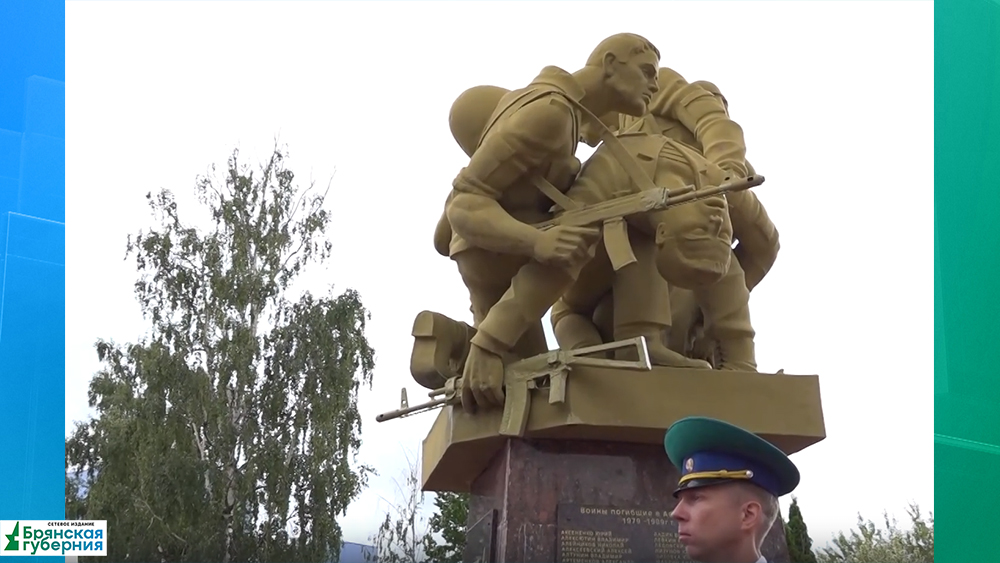 В Брянске возле памятника Круговая оборона пройдут мероприятия в честь Дня ВДВ