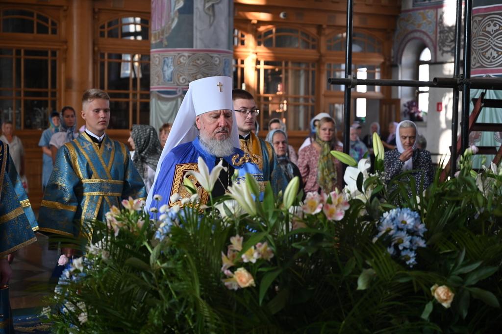 Митрополит Александр совершил литургию в Брянском кафедральном соборе