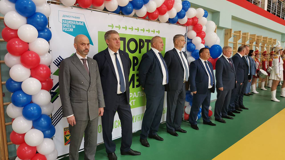 Губернатор Брянской области и первый замминистра спорта России посетили церемонию открытия ФОК в Выгоничах