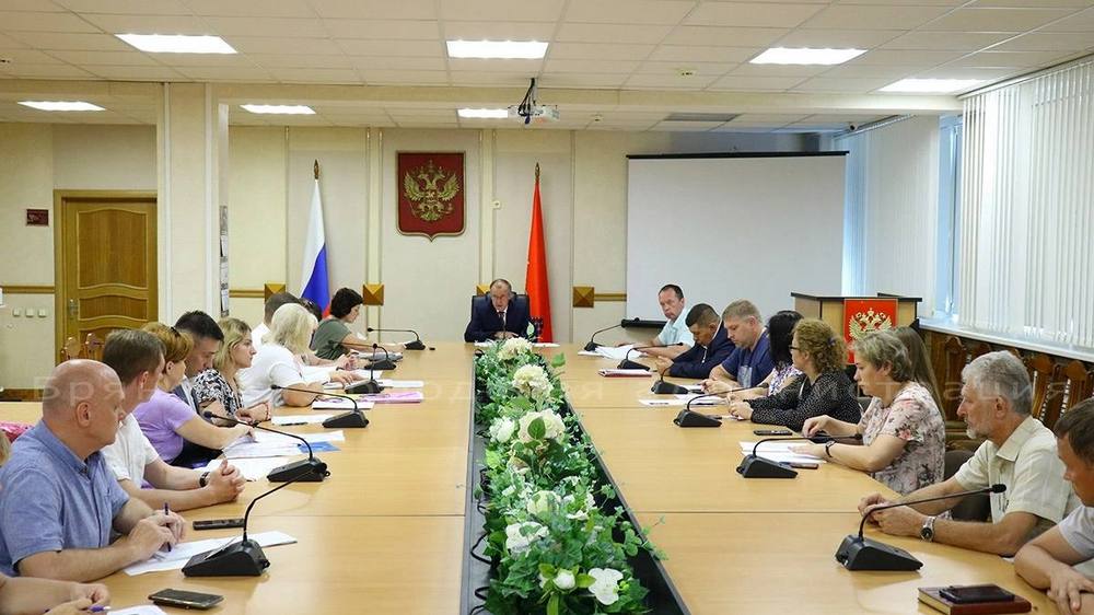 На заседании в брянской горадминистрации обсудили украшение областного центра к 17 сентября