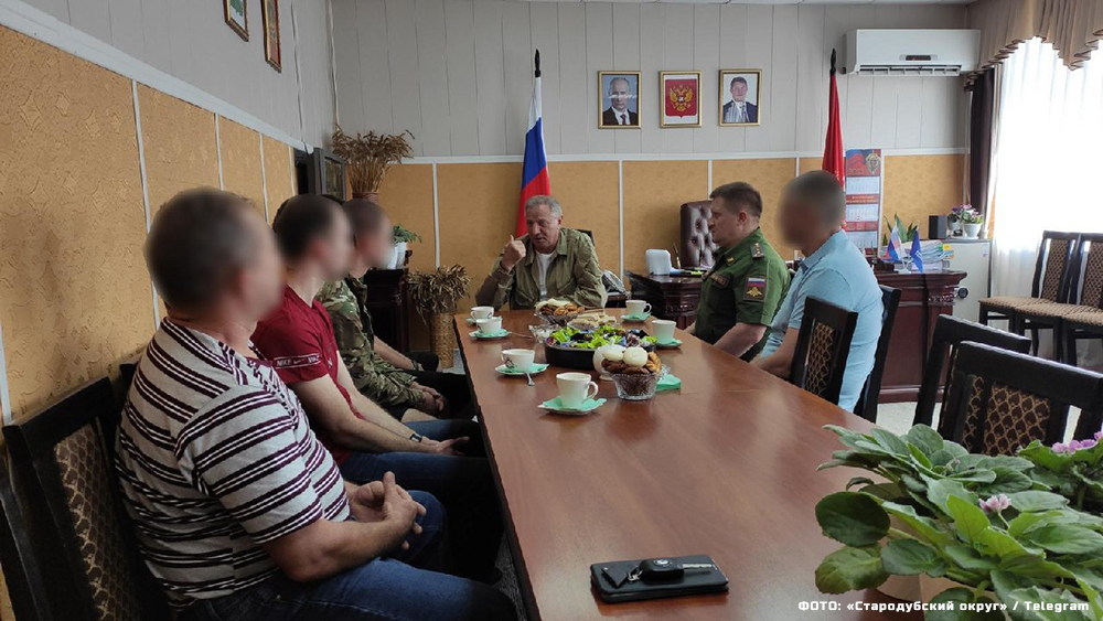 Глава Стародубского округа встретился с участниками СВО, прибывшими в отпуск