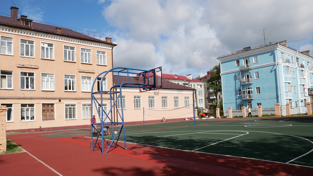Около Брянского городского лицея №2 установили многофункциональную спортплощадку