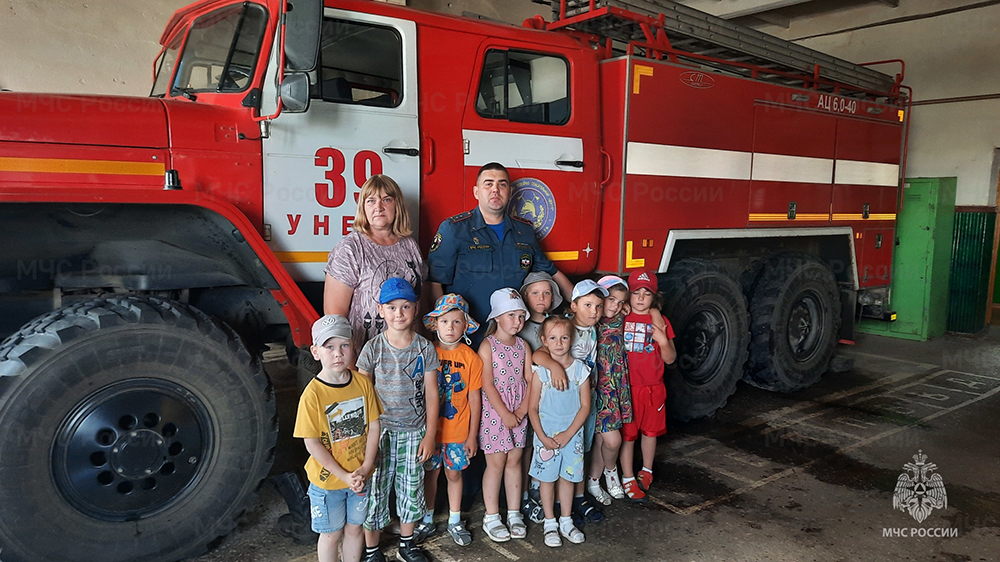 Унечские дошколята побывали на экскурсии в пожарно-спасательной части
