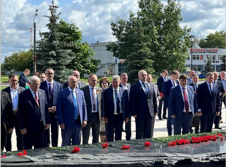 Председатель брянской облдумы Валентин Суббот почтил память павших Героев Курской битвы