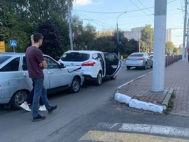 В Брянске в районе Кургана столкнулись две легковушки