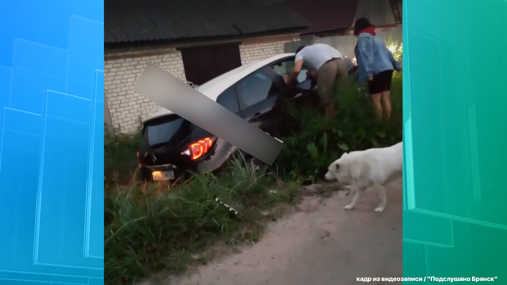 В Брянске предположительно пьяная автоледи с ребёнком в машине угодила в канаву