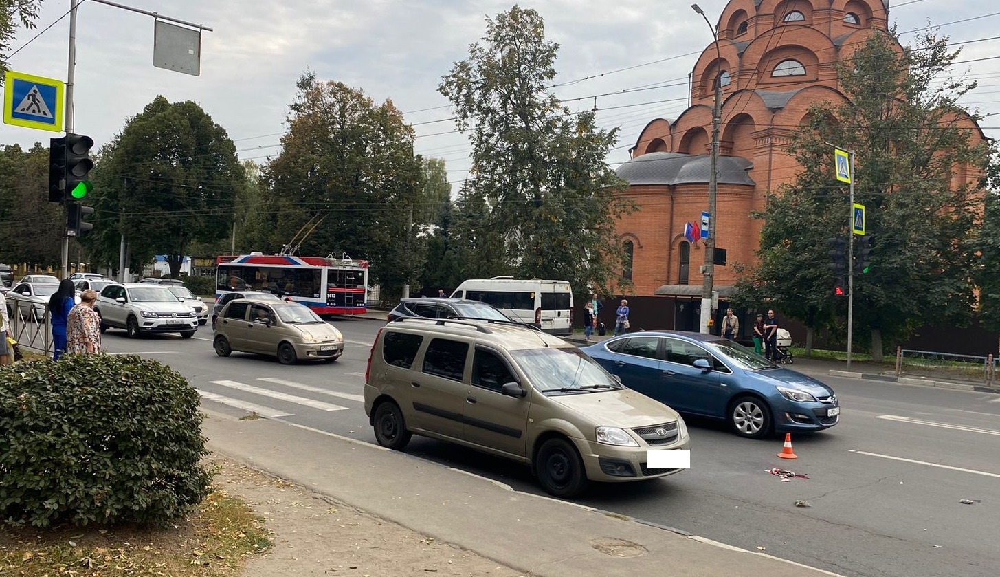 На улице Красноармейской в Брянске 24-летняя девушка угодила под колёса автомобиля